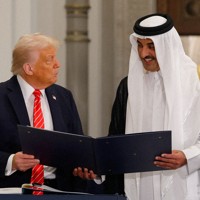トランプ米大統領（左）とカタールのタミム首長＝カタールで14日、ロイター
