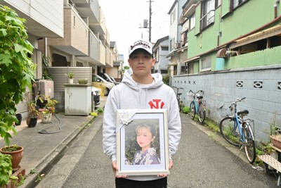 岡崎彩咲陽さんの遺影を手にする兄・小太郎さん＝川崎市川崎区で2025年5月12日午後3時54分、矢野大輝撮影