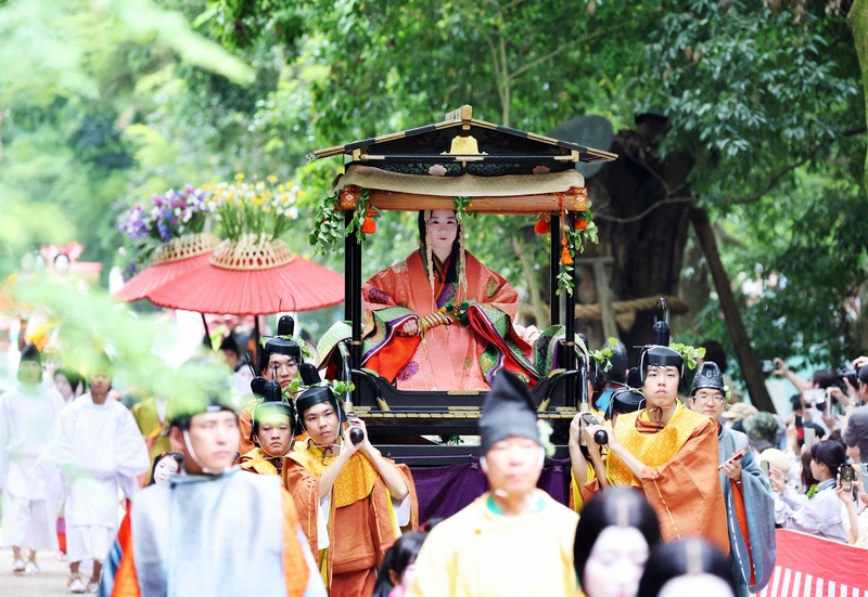 京都・葵祭の見どころ「路頭の儀」 500人の王朝行列、都大路彩る