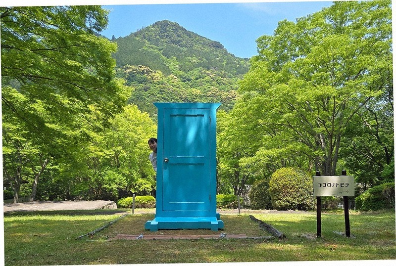 どこにも行けないどこでもドア 探訪珍スポット：公園に「どこでもドア」? SNSの「映え」スポットに