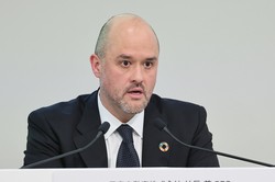 2024年度決算について記者会見する日産のイバン・エスピノーサ社長＝横浜市西区で2025年5月13日、和田大典撮影