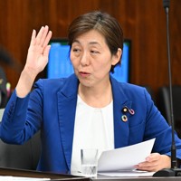 参院文教科学委員会で質問のため挙手する立憲民主党の水野素子氏＝国会内で2025年5月15日午前10時1分、平田明浩撮影