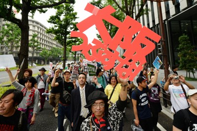 デモ行進して大阪都構想への反対を訴える人たち＝大阪市中央区で2015年5月16日午後5時50分、久保玲撮影