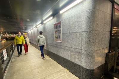 大阪市が戎橋下に設置した塀。若者たちはとどまれなくなり、姿を消した＝大阪市中央区で2025年4月16日午後9時11分、松原隼斗撮影