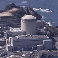 関西電力の美浜原発3号機＝福井県美浜町で3月、本社ヘリから