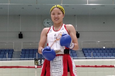 デビュー戦で一回TKO勝ちし、リング上で勝利者賞の目録を持つ女子高校生プロボクサーの四元志桜里選手＝神戸市中央区の神戸市立中央体育館で2025年5月6日午後2時21分、来住哲司撮影