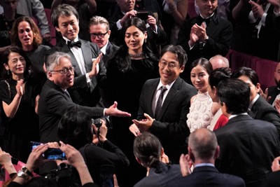 第78回カンヌ国際映画祭「ある視点」部門で「遠い山なみの光」の上映後、総立ちの拍手に応える、原作者のカズオ・イシグロ、石川慶監督、広瀬すずら＝フランス・カンヌで2025年5月15日、勝田友巳撮影