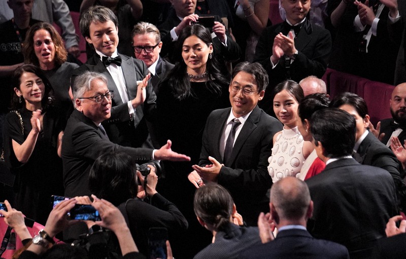 第78回カンヌ国際映画祭「ある視点」部門で「遠い山なみの光」の上映後、総立ちの拍手に応える、原作者のカズオ・イシグロ、石川慶監督、広瀬すずら＝フランス・カンヌで2025年5月15日、勝田友巳撮影