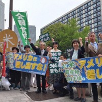 首相官邸前で抗議の声を上げる参加者たち＝東京都千代田区で2025年5月16日午後0時40分、東海林智撮影