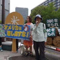 抗議行動で生産者の厳しい現状を訴える高橋マス子さん＝東京都千代田区で2025年5月16日午後0時45分、東海林智撮影