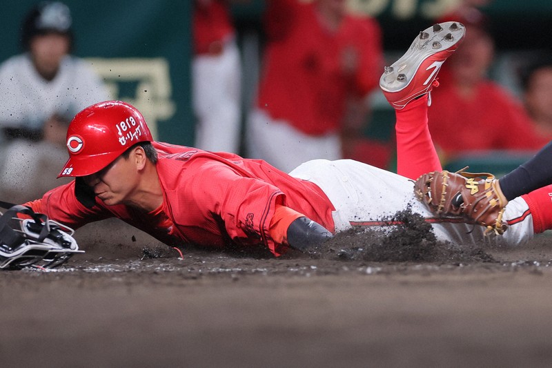 広島が九回に勝ち越し阪神に勝利 秋山翔吾は先頭打者本塁打を放つ