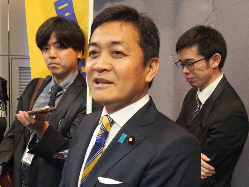 記者団の取材に応じる国民民主党の玉木雄一郎代表＝横浜市青葉区で2025年5月17日午後2時半ごろ、遠藤修平撮影