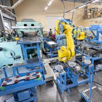 独自開発技術で世界唯一の自動車部品を製造しているFJコンポジット社の生産設備＝同社提供