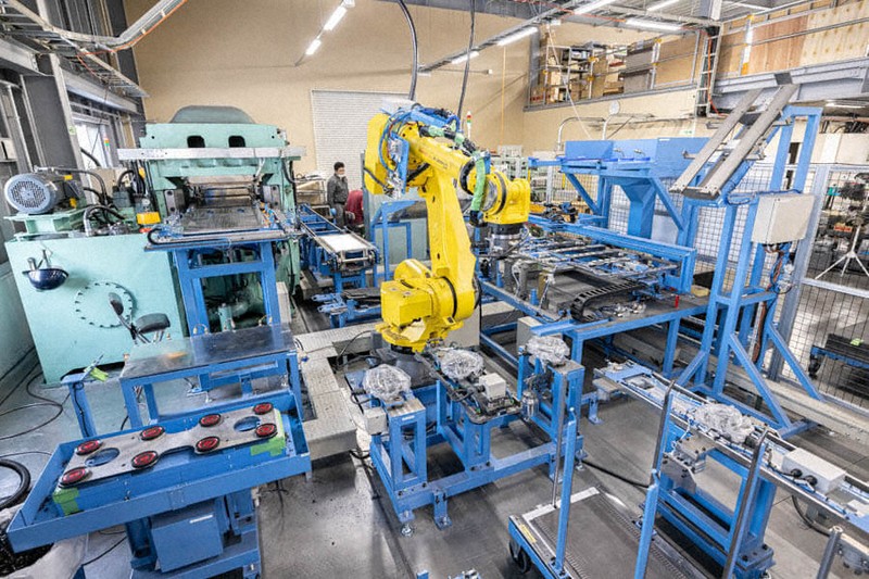 独自開発技術で世界唯一の自動車部品を製造しているFJコンポジット社の生産設備＝同社提供