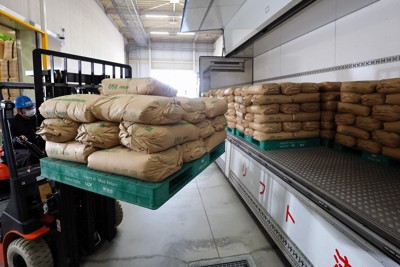 保管倉庫からトラックに積み込まれる備蓄米＝埼玉県内で2025年3月、長谷川直亮撮影