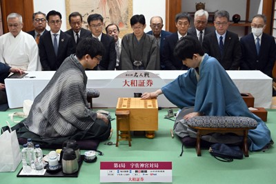 名人戦第4局始まる 藤井名人の初手は2六歩 決着18日夜の見込み | 毎日新聞
