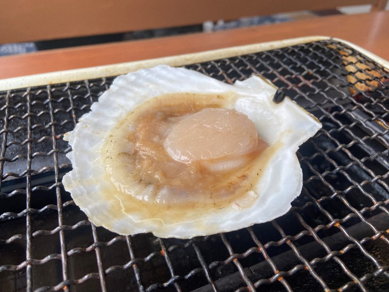 ホタテの網焼き＝稚内市で2022年7月、遠藤修平撮影