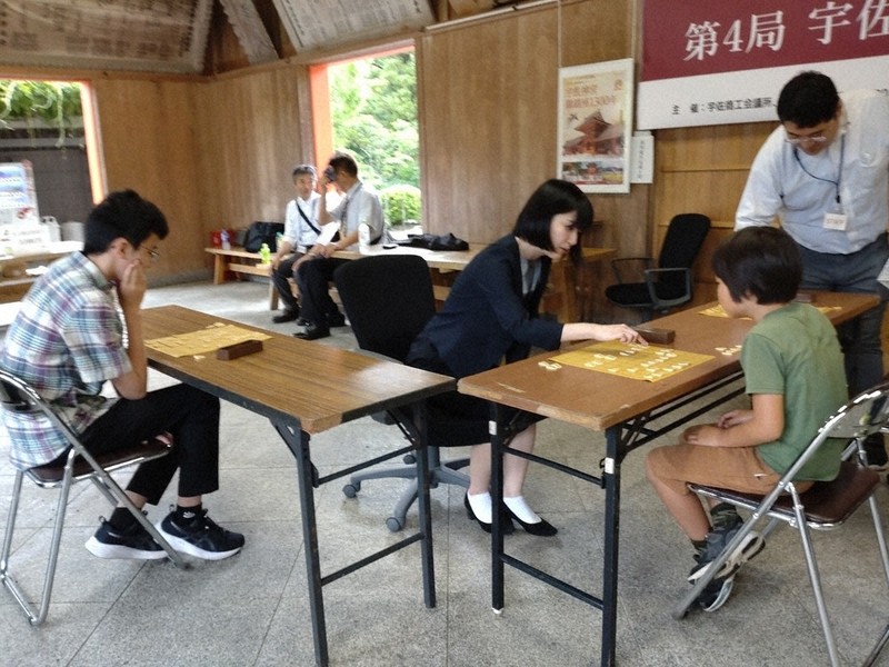 将棋：名人戦・迎える神前対局 1日目 地元の逸品 勝負彩る ／大分