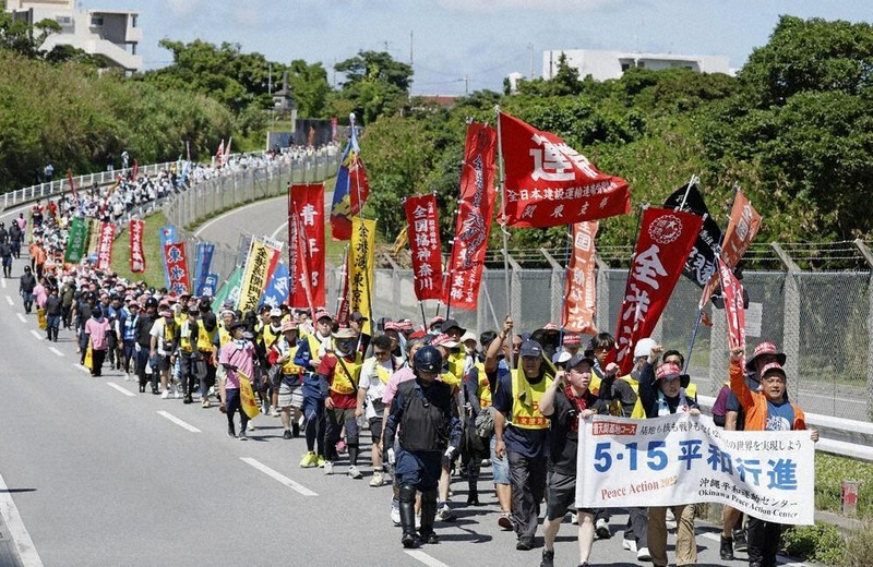 平和行進：「基地のない沖縄を」 平和行進 | 毎日新聞