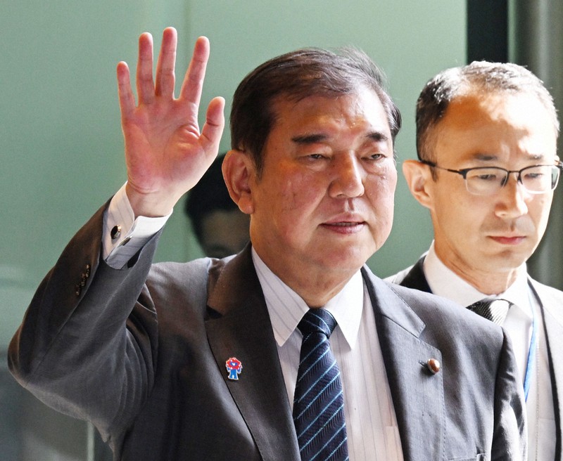 首相官邸に入り、報道陣に手を上げる石破茂首相＝2025年5月15日午前8時24分、平田明浩撮影