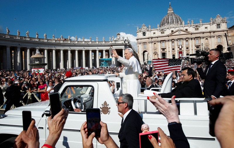 新教皇就任式に150の外交団 信徒らに手を振り 赤ちゃんに祝福も | 毎日新聞