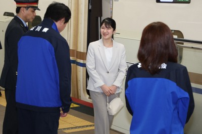 JR金沢駅に到着された天皇、皇后両陛下の長女愛子さま。左から2人目は石川県の馳浩知事＝金沢市で2025年5月18日午前11時53分（代表撮影）