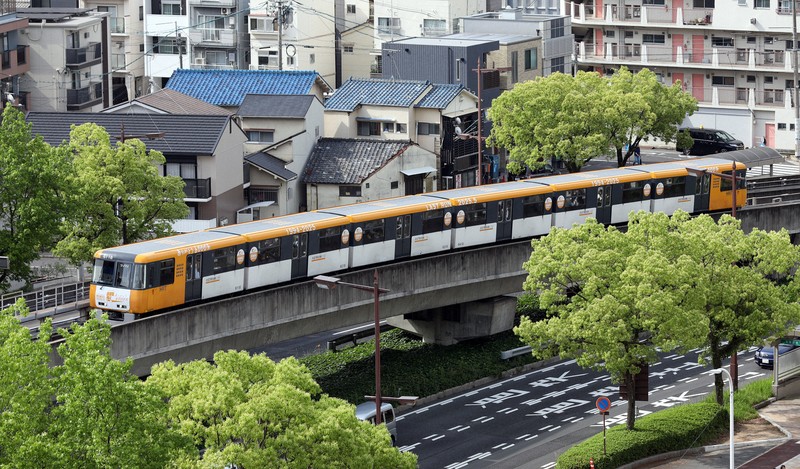 運行最終日の朝、広域公園前駅に向かうアストラムライン6000系＝広島市中区で2025年5月18日午前8時37分、佐藤賢二郎撮影