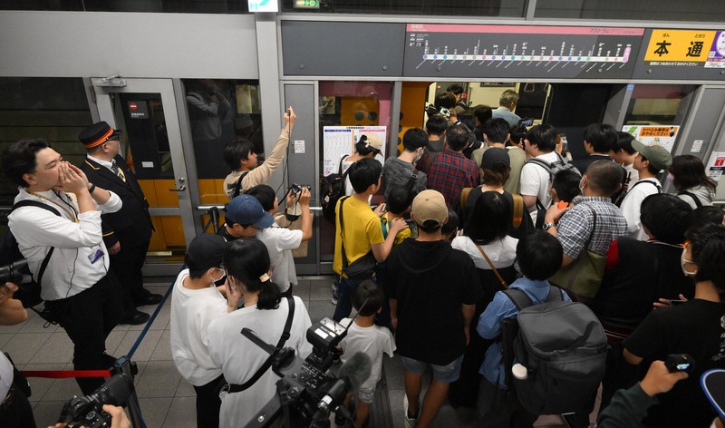 6000系の営業最終列車に乗り込む人たち＝広島市中区の本通駅で2025年5月18日午後5時57分、渡部直樹撮影