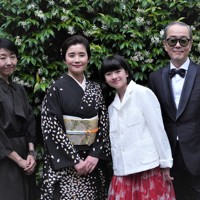 第78回カンヌ国際映画祭で「ルノワール」の上映を終え、写真撮影に応じる（左から）早川千絵監督、石田ひかりさん、鈴木唯さん、リリー・フランキーさん＝フランス・カンヌで2025年5月18日、勝田友巳撮影