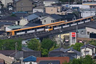 引退の日、広島市内を走るアストラムラインの6000系（手前）。奥は7000系＝広島市安佐南区で2025年5月18日午前8時4分、渡部直樹撮影