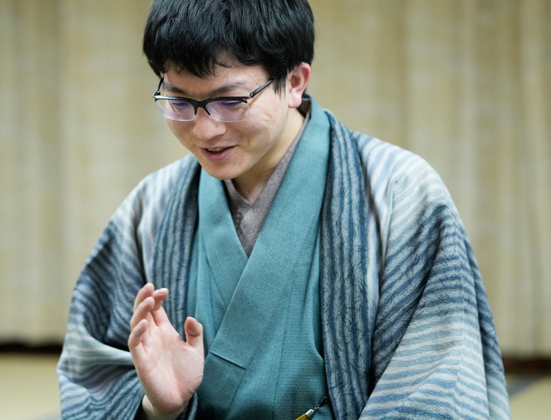 永瀬拓矢九段「次につながる」 名人戦初勝利 第4局指し直し局 | 毎日新聞