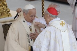 新ローマ教皇に就任したレオ14世（左）＝バチカンで2025年5月18日、AP