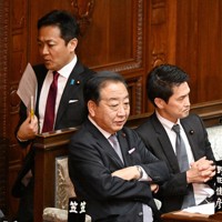 衆院本会議に臨む立憲民主党の野田佳彦代表（手前左）の後方を通り過ぎる国民民主党の玉木雄一郎代表＝国会内で2025年5月15日午後0時59分、平田明浩撮影