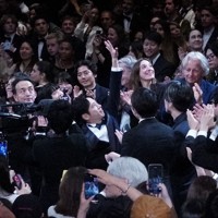 第78回カンヌ国際映画祭で「8番出口」の上映終了後、総立ちの観客の拍手に応える主演の二宮和也（中央左）＝フランス・カンヌで2025年5月19日、勝田友巳撮影