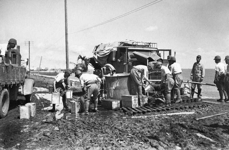 戦中写真を読む：／42 戦火の人々 渇く軍隊 理不尽で過酷な水不足