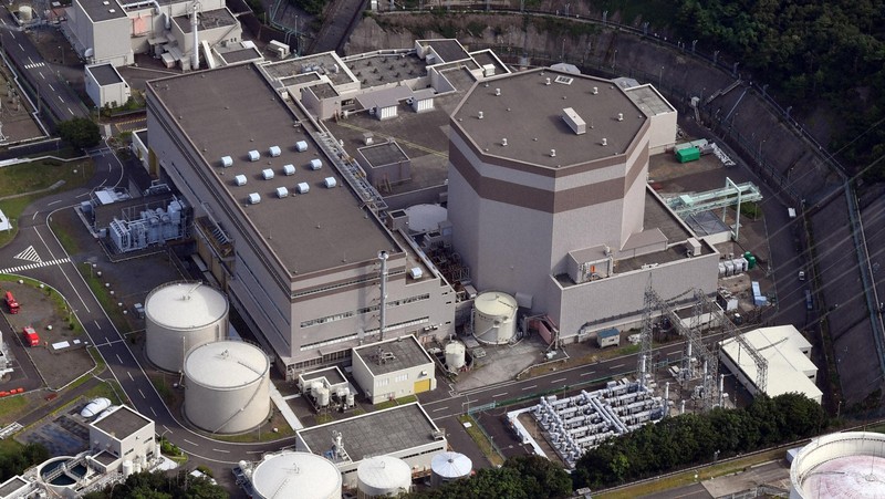 直下に活断層があると指摘された日本原子力発電の敦賀原発2号機＝福井県敦賀市で2024年7月26日、本社ヘリから加古信志撮影