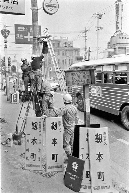 れとろ探訪：バス停の新しい標識 ／大阪 | 毎日新聞