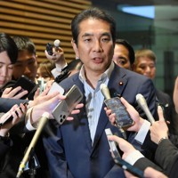 石破茂首相との面会を終え、記者の質問に答える江藤拓農相。この場面で「妻に怒られました」発言があった＝首相官邸で2025年5月19日午後6時40分、平田明浩撮影