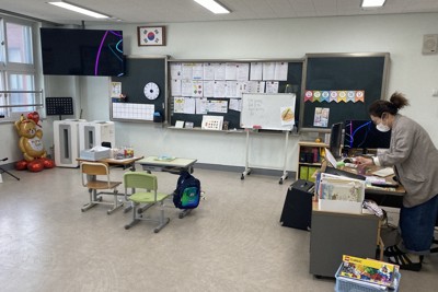 光州中央小の1年生の教室。机は二つだけで、一つを児童が、もう一つはキム・ナレ教諭（右端）が授業の際に使っている＝韓国南西部・光州市で2025年5月14日午前11時43分、福岡静哉撮影