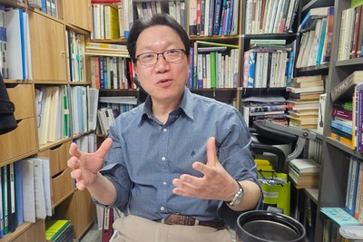 申晋旭・韓国中央大教授＝ソウルで2025年2月21日午後6時15分、日下部元美撮影
