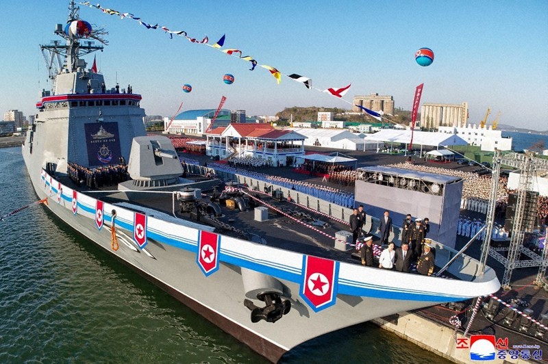 北朝鮮、軍艦の進水失敗 船底に穴 金正恩氏「あり得ない」と激怒 [写真