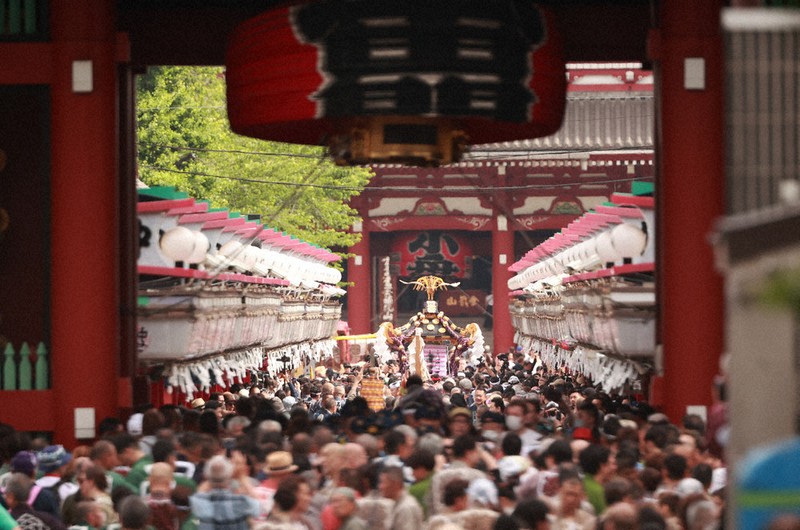 東京写真2025：浅草 神輿縁取る雷門 ／東京 | 毎日新聞