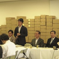 自民党農林部会の会合で積み上げられた118種類の段ボール。部会長だった小泉進次郎氏は当時、農協のコスト意識の乏しさを段ボールに代弁させ、改革の必要性を訴えた＝東京都千代田区の自民党本部で2016年9月、寺田剛撮影