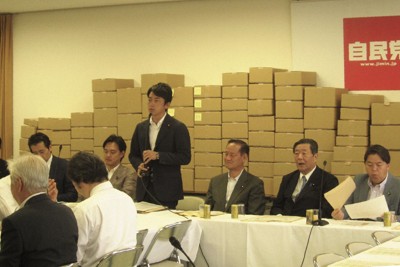 自民党農林部会の会合で積み上げられた118種類の段ボール。部会長だった小泉進次郎氏は当時、農協のコスト意識の乏しさを段ボールに代弁させ、改革の必要性を訴えた＝東京都千代田区の自民党本部で2016年9月、寺田剛撮影