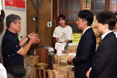 精米店を視察する小泉進次郎農相（右から2人目）＝東京都江東区で2025年5月23日午後1時55分、滝川大貴撮影