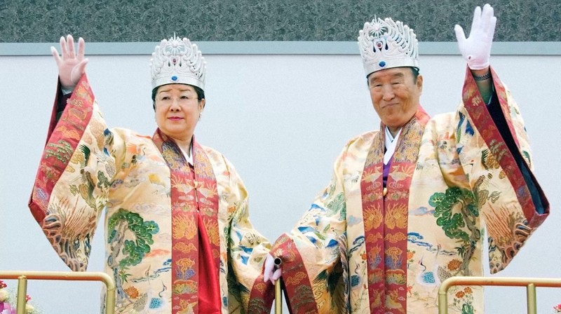 韓国文鮮明夫妻御子息様写真 宿泊はスイート、化粧品はシャネル」 旧統一教会「真のお母様