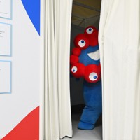 「ミャクミャクハウス」で来場者との記念撮影を終え、退場するミャクミャク＝大阪市此花区で2025年4月25日、大西岳彦撮影