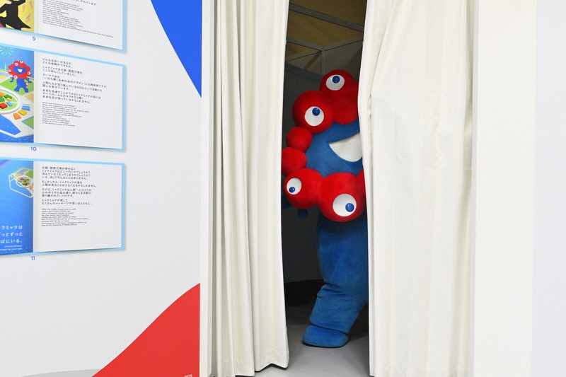 「ミャクミャクハウス」で来場者との記念撮影を終え、退場するミャクミャク＝大阪市此花区で2025年4月25日、大西岳彦撮影