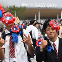 ミャクミャクグッズを身につけて楽しむ来場者＝大阪市此花区で2025年4月25日、大西岳彦撮影