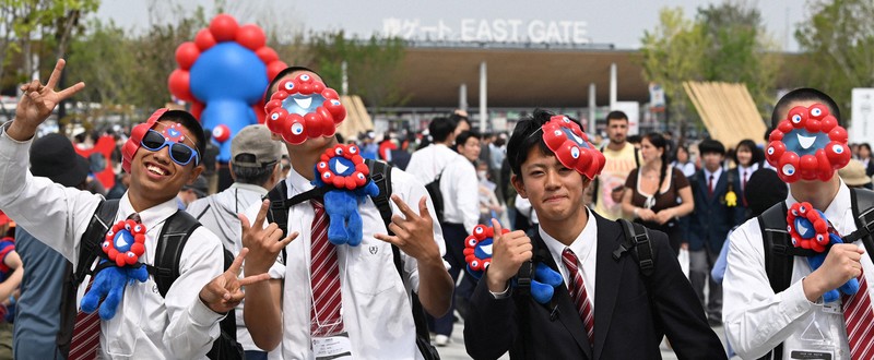 ミャクミャクグッズを身につけて楽しむ来場者＝大阪市此花区で2025年4月25日、大西岳彦撮影